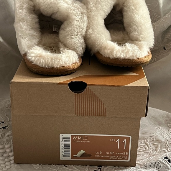 Koolaburra Tan Suede Slippers with White Lining - Picture 4 of 5